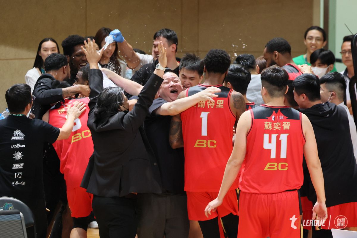 ▲臺中太陽在季後挑戰賽絕殺台啤英熊，全隊開心慶祝。（圖／T1聯盟提供）
