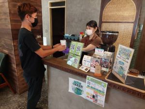 便利店循環杯借用 ▲陳世偉表示,今年起便利商店及速食店皆有提供循環杯借用服務,目前桃園市有241家門市加入行列,呼籲民眾可自行攜帶環保容器盛裝或選擇使用桃園循環杯。(圖/環保局提供)