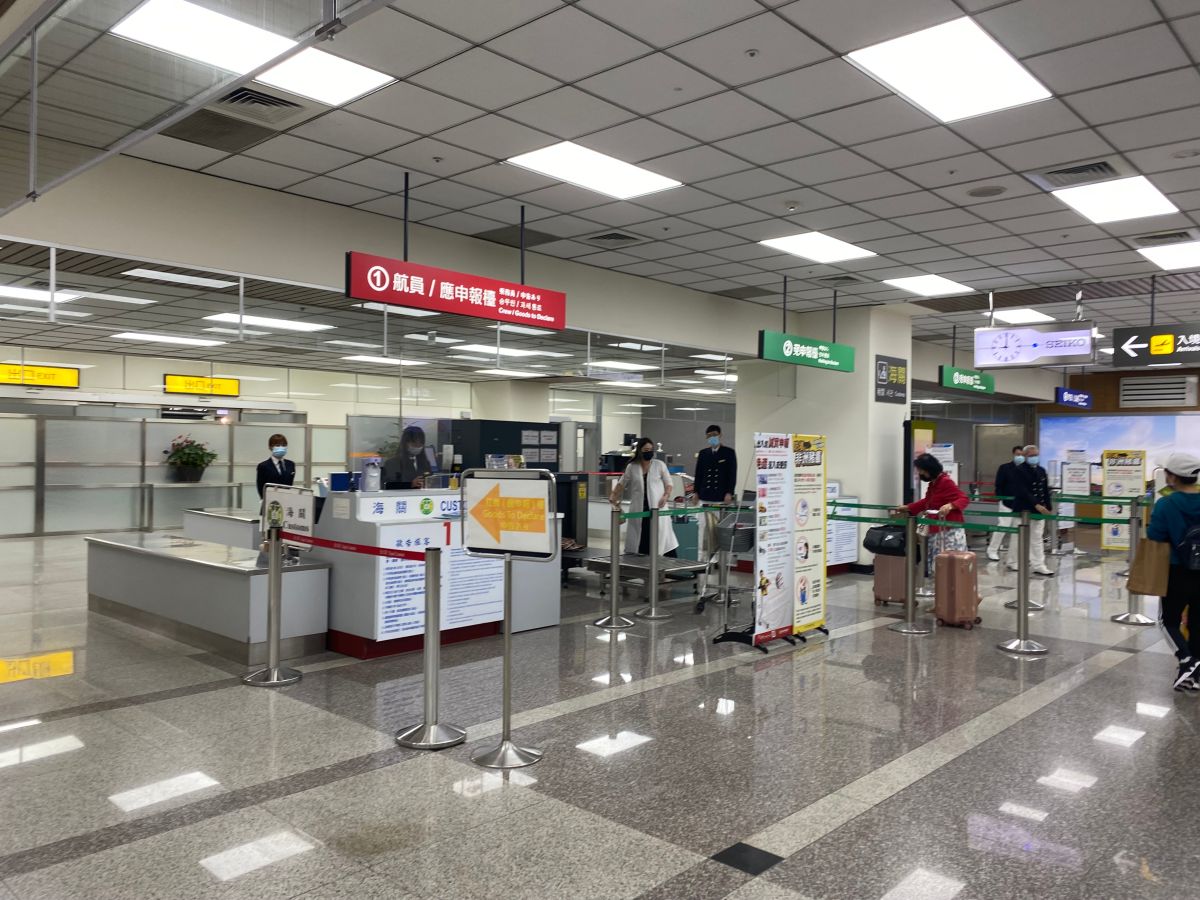 ▲民眾入境攜帶逾2萬自用或家用物品，依規要走紅線主動申報。（圖／記者吳嵩浩攝）