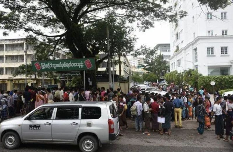 ▲緬甸掀起出國工作熱潮,大批民眾搶辦護照。（圖／翻攝自網易）
