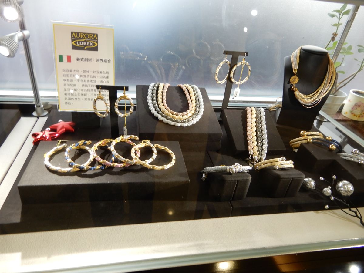 ▲法務部行政執行署將拍賣的首飾、名車（圖／台北分署提供）