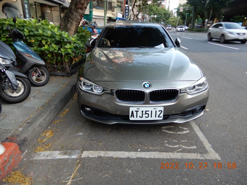 ▲法務部行政執行署將拍賣的首飾、名車(圖/台北分署提供)