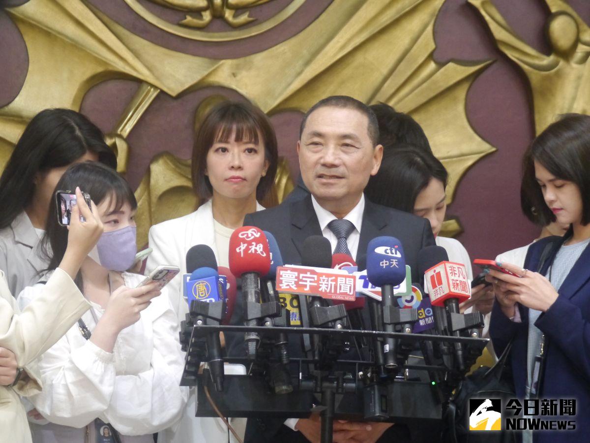 ▲對於杯水理論說法，侯友宜在出席市議會備詢前受訪說就像中華民國是我的國家、台灣是我的厝一樣。（圖 ／記者吳嘉億攝，2023.04.28）