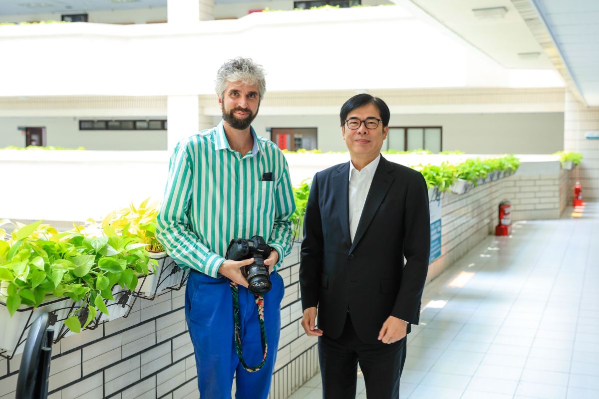 ▲國際知名的醫療期刊 Lancet醫師Dr.Alex Kumar來到高雄市政府，他們認為台灣能夠把疫情，尤其在高雄能夠守住，他認為真的非常不簡單。（圖／高市府提供）