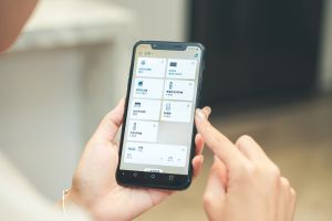 ▲ 鄭小姐也大讚LG ThinQ™ App，除了可以遠端操控，還能進行能源監控，對於家電的耗電量更加清楚。(圖／NOWnews攝)