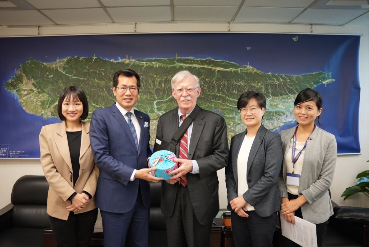 ▲前美國國家安全顧問波頓（John Bolton）到訪，民進黨由羅致政、楊懿珊與謝佩芬等人接待。（圖／民進黨提供）