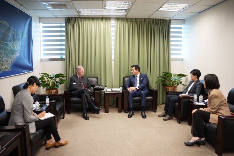 ▲前美國國家安全顧問波頓(John Bolton)到訪,民進黨由羅致政、楊懿珊與謝佩芬等人接待。(圖/民進黨提供)