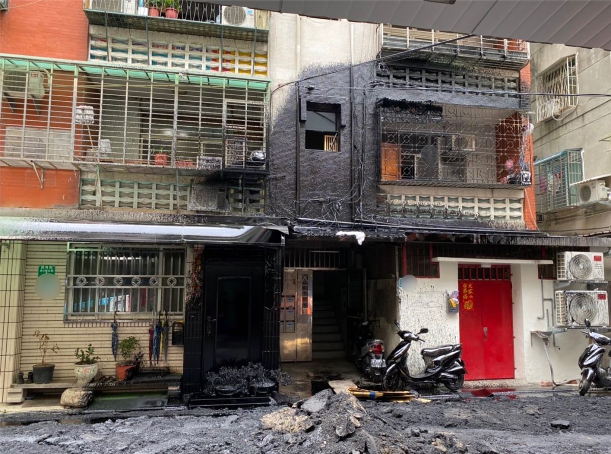 ▲大量瀝青突然噴洩而出，瞬間染黑民宅外牆。（圖／翻攝畫面）