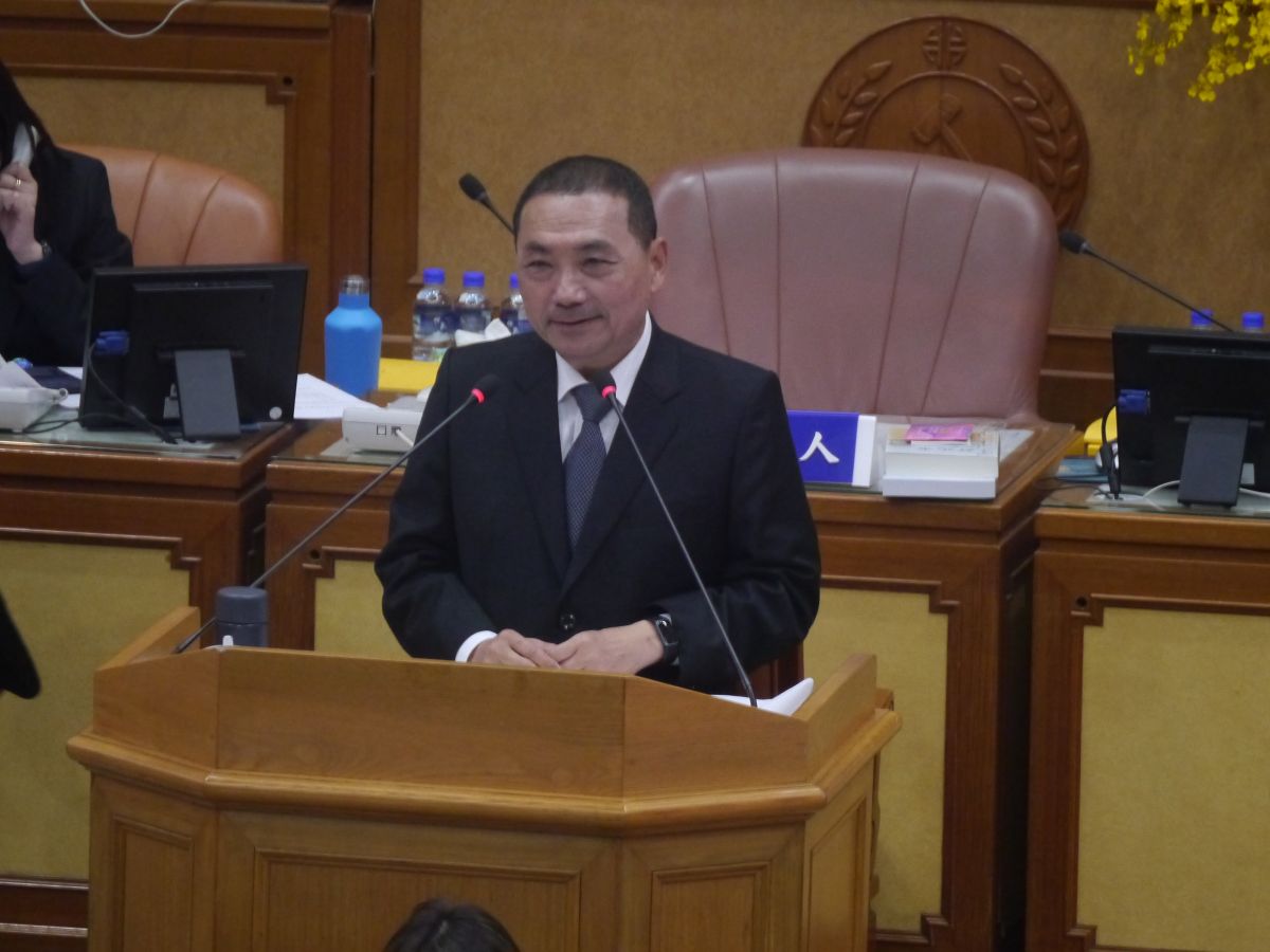 ▲對於張國煒批評航廈建設落後星國，侯友宜到議會備詢時直言台灣觀光要急起直追。（圖 ／記者吳嘉億攝，2023.04.28）