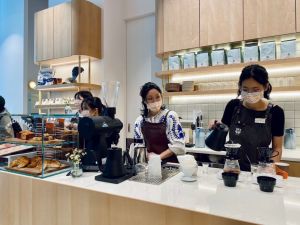 NOKE忠泰樂生活30家餐飲直擊!美食樓層一次看 La Vie、明粵火鍋 ▲「ONBIUS COFFEE」開幕期間,有創辦人坂尾篤史率領日本咖啡師駐店。(圖/記者蕭涵云攝)