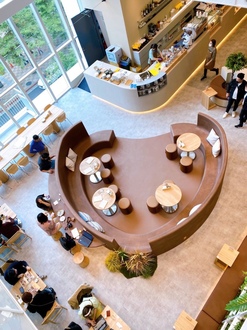 ▲從樓上TSUTAYA BOOKSTORE蔦屋書店,可往下拍到勺日咖啡廳正中央的心型造型布朗尼座位。(圖/記者蕭涵云攝)