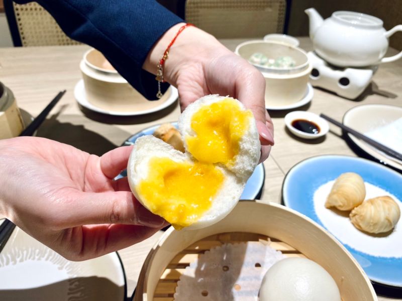 ▲奶黃流沙包輕輕一撥開就爆漿。(圖/記者蕭涵云攝)