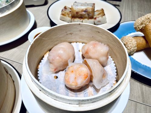 NOKE開幕必吃!勺日咖啡「可頌鬆餅雙層午茶」 華漾現包現蒸港點 ▲皮薄透光的水晶鮮蝦餃,吃得到厚實蝦段。(圖/記者蕭涵云攝)
