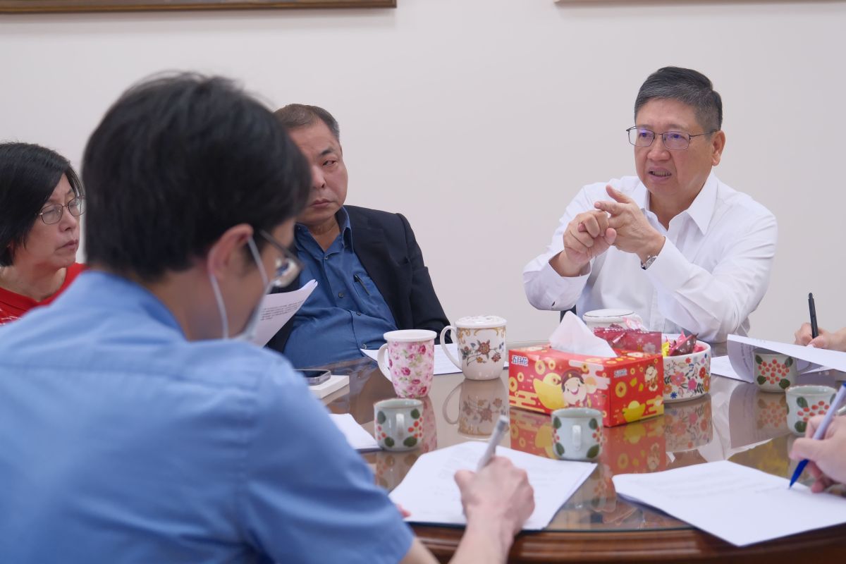 ▲楊文科表示，為確保周邊住戶安全，要求建商以透地雷達設備，預防性檢測建案四周道路土質情形，預防再次坍塌。（圖／新竹縣政府提供）