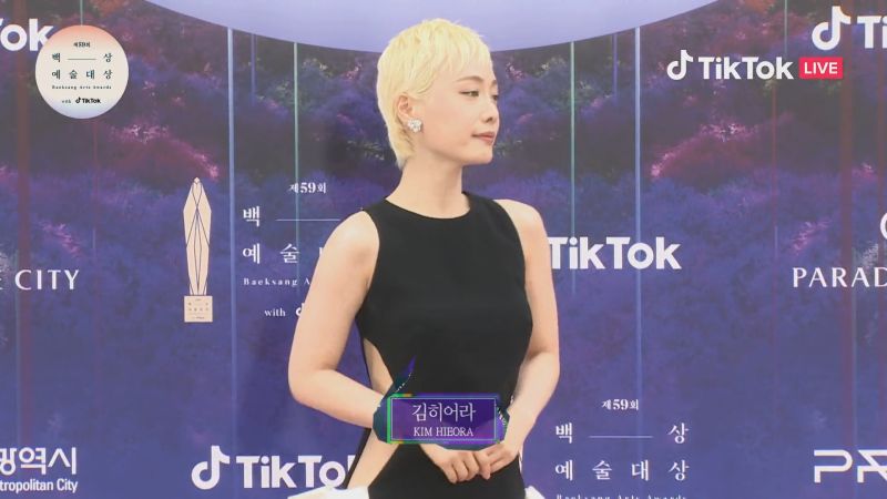 ▲金赫拉側身挖空成為全場焦點。（圖／baeksang.official Tik Tok）