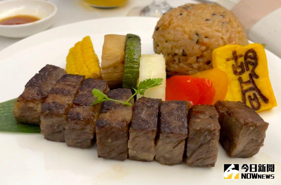 ▲主餐部分，記者選擇「胡同」美國達拉斯牛小排主菜套餐搭配烤飯糰，牛小排外層帶有酥香口感，雖然烹飪至全熟卻依然軟嫩。（圖／記者黃仁杰攝）