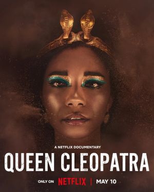 ▲網飛（Netflix）劇情紀錄片「埃及艷后（Queen Cleopatra）」，找來英國非裔女演員愛黛兒出演克麗奧佩脫拉七世，引發爭議後連埃及旅遊與古文物部都發聲，強調克麗奧佩脫拉七世擁有「淺色皮膚與希臘化特徵」。（圖／翻攝自Netflix）