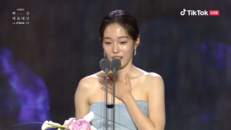 ▲盧允瑞上台超緊張，發表感言詞窮。（圖／baeksang.official Tik Tok）