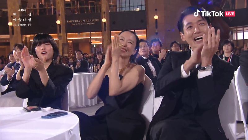 ▲全道嬿跟鄭敬淏（右）台下樂歪。（圖／baeksang.official Tik Tok）