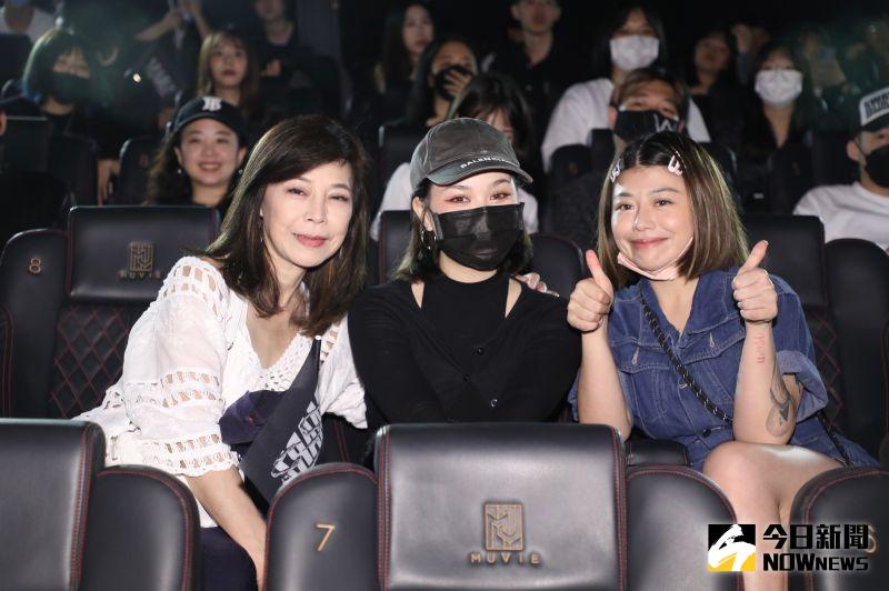 ▲Marz23（阿夜）的媽媽阿娥（左起）、未婚妻Lea（鄭又寧）、姊姊林吟蔚都現身首映會。（圖／記者陳明中攝, 2023.04.28）