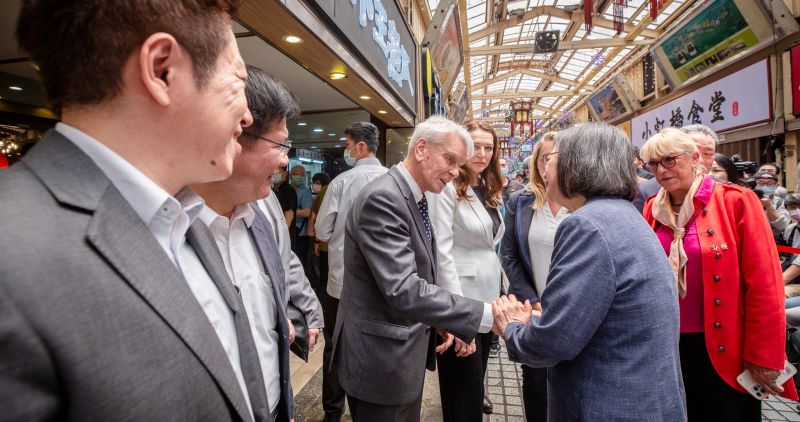▲蔡英文帶領法國訪團一行前往萬華區華西街「源芳刈包」、「小王煮瓜」用餐。(圖/總統府提供)