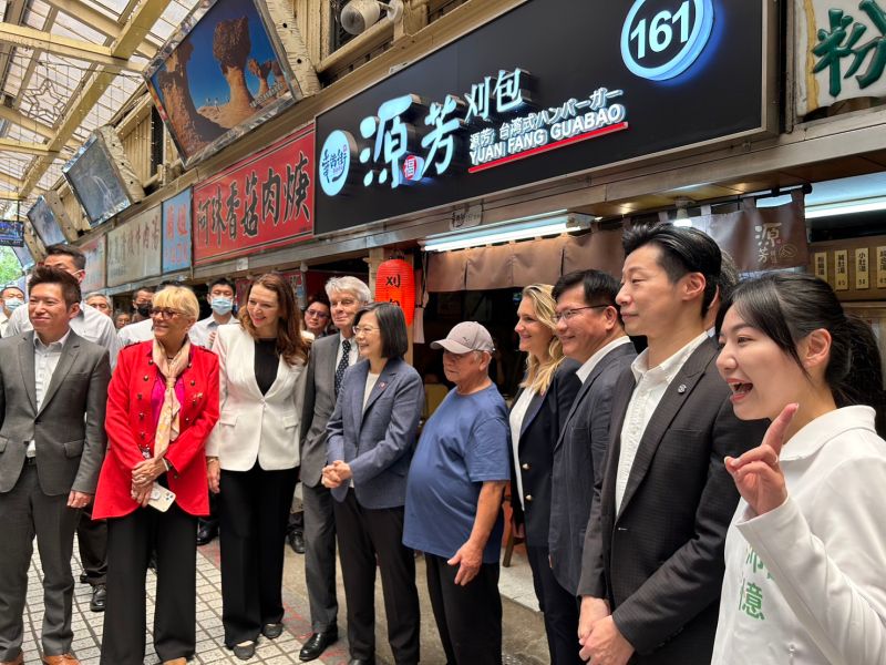 ▲蔡英文率領法國訪團赴華西街用餐,受到熱烈歡迎。(圖/記者黃宣尹攝,2023.04.28)