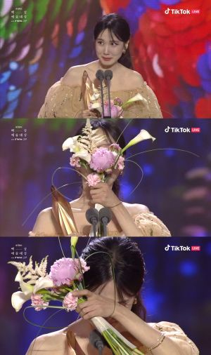 ▲朴恩斌拿獎時,淚流滿面。(圖/baeksang.official Tik Tok) ▲朴恩斌拿獎時,淚流滿面。(圖/baeksang.official Tik Tok)