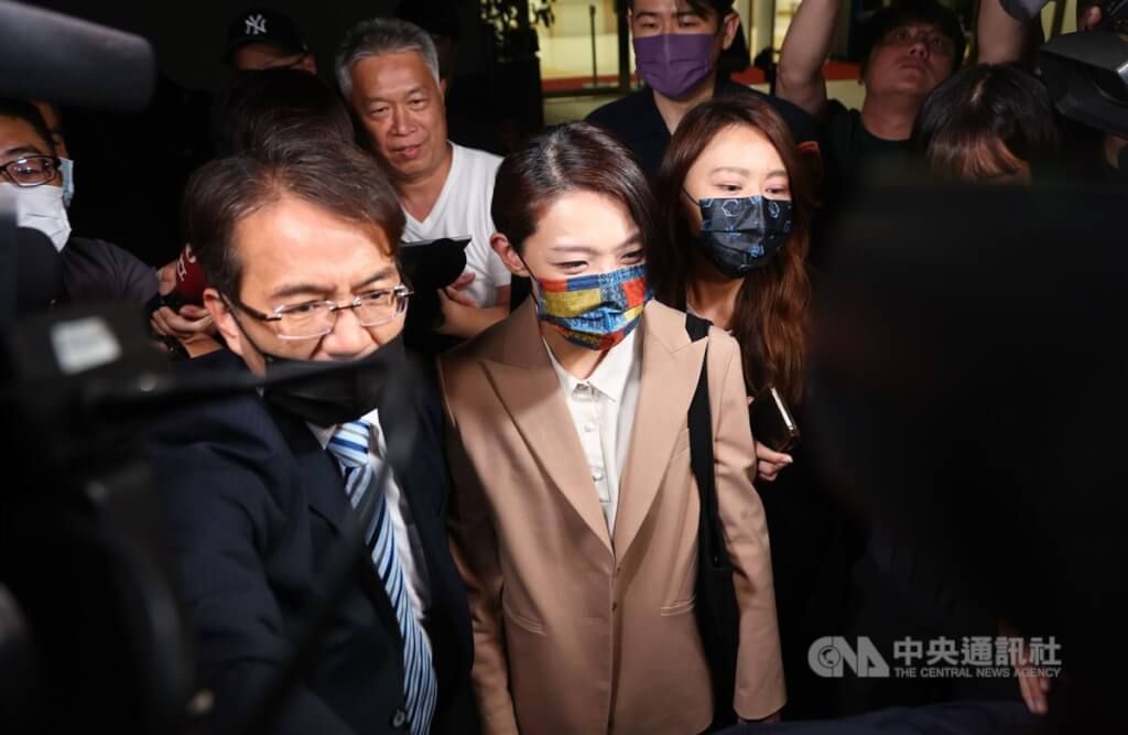 ▲新竹市長高虹安（中）涉詐領助理費案，台北地檢署28日以被告身分再傳喚高虹安，另外也針對資策會提告高虹安涉背信案要求她說明；至晚間8時許高虹安被無保請回，面對媒體提問未做回應。（圖／中央社）