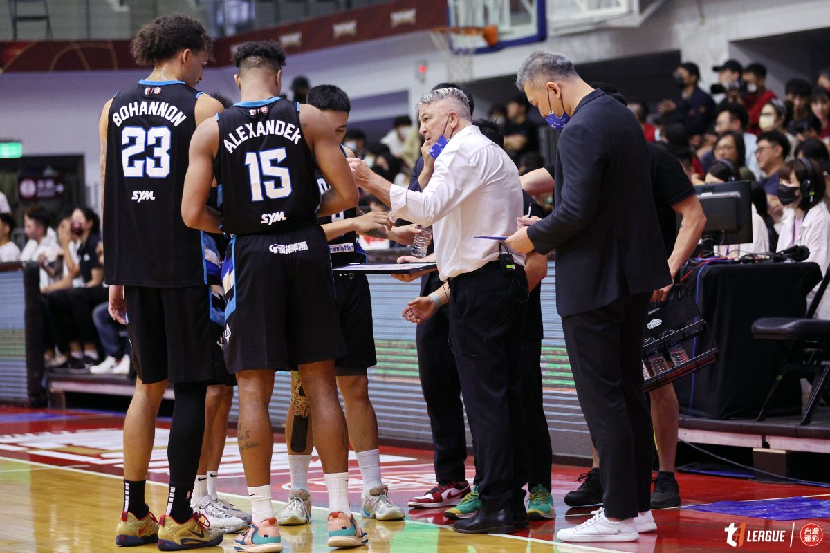 ▲高雄全家海神在季後賽首戰不敵臺南台鋼獵鷹，比賽中主帥喬伊斯和球員提點細節。（圖／T1提供）