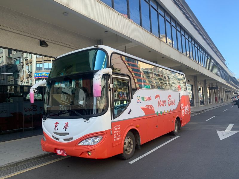 ▲觀光巴士無縫接駁搭乘郵輪及看郵輪的遊客暢遊基隆，目前約有7成搭乘率。（圖／基隆市觀銷處提供）