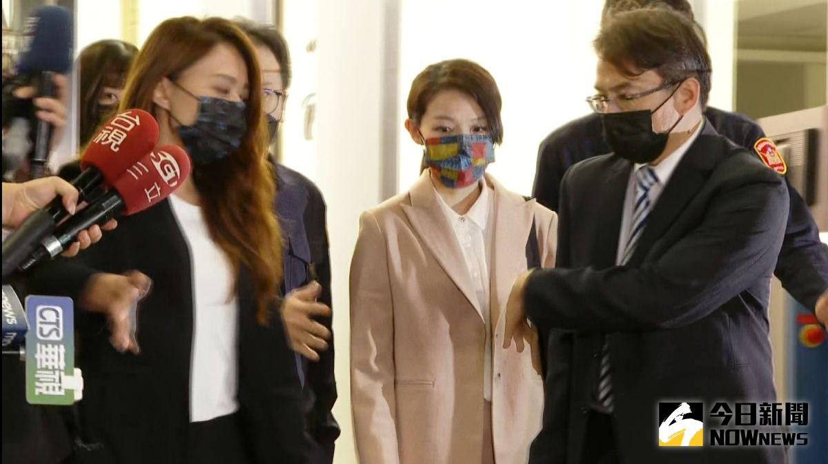 ▲新竹市長高虹安晚間8時許獲無保請回，面對媒體提問未做回應（圖／讀者提供，2023.04.28）