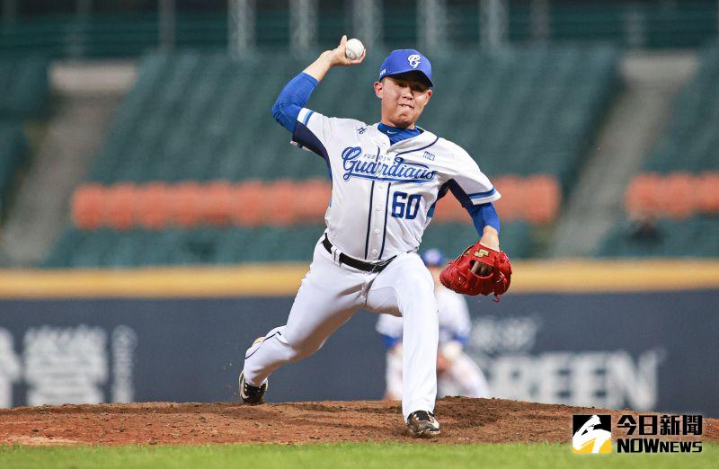 ▲富邦悍將投手曾峻岳日前因膝傷下二軍，何時能夠歸隊，投手教練許銘傑直言，「球速」是考量點。（圖／記者葉政勳攝，資料照）