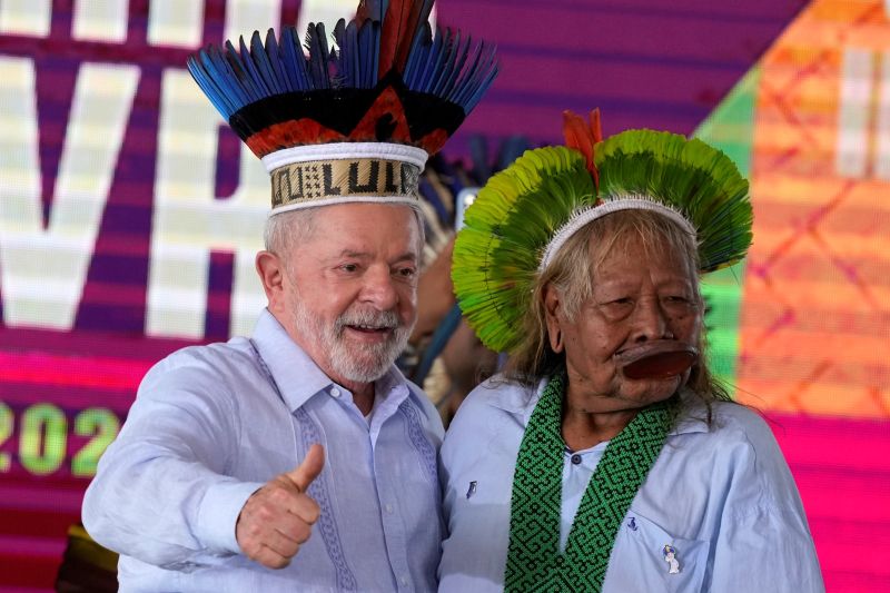 ▲巴西總統魯拉28日參加在巴西利亞舉行的原住民運動年度示威活動閉幕式，承諾任內將盡可能劃定更多原住民領地，以幫助打擊森林砍伐。（圖／美聯社／達志影像）