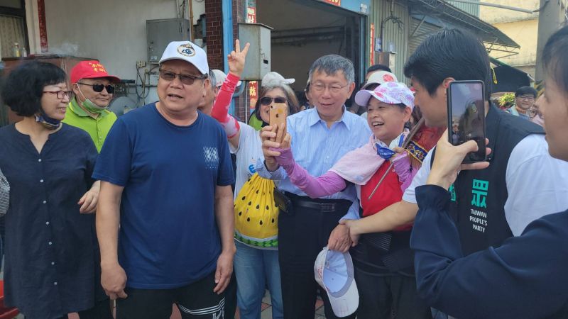 ▲柯文哲一回國就參與大甲媽回鑾行程,民眾開心與他合照(圖/江和樹提供,2023.04.29)