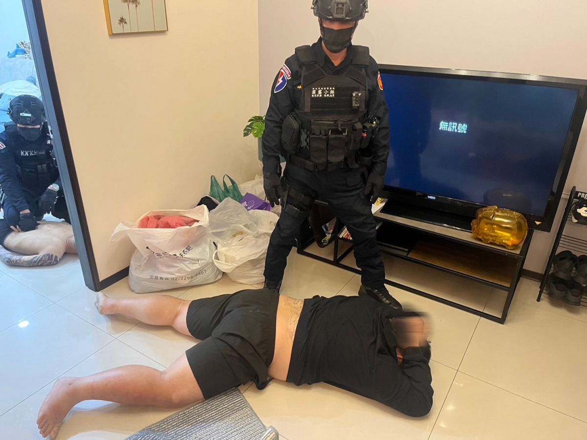 ▲新北市土城區當舖發生槍擊案件，警方3波掃蕩黑幫，共逮捕28人到案。（圖／翻攝畫面） 