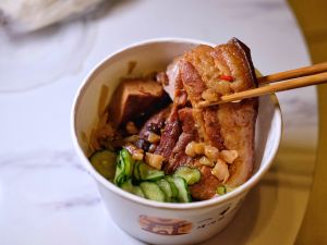 ▲控肉飯有著大尺寸的控肉，滷得柔軟入味，另有豆乾、菜脯、黃瓜片等配菜。（圖／記者葉盛耀攝）