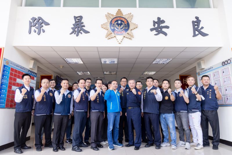 ▲侯友宜到新北市刑事警察大隊，慰問偵辦土城當舖槍擊案員警的辛勞。（圖 ／新北市政府提供）