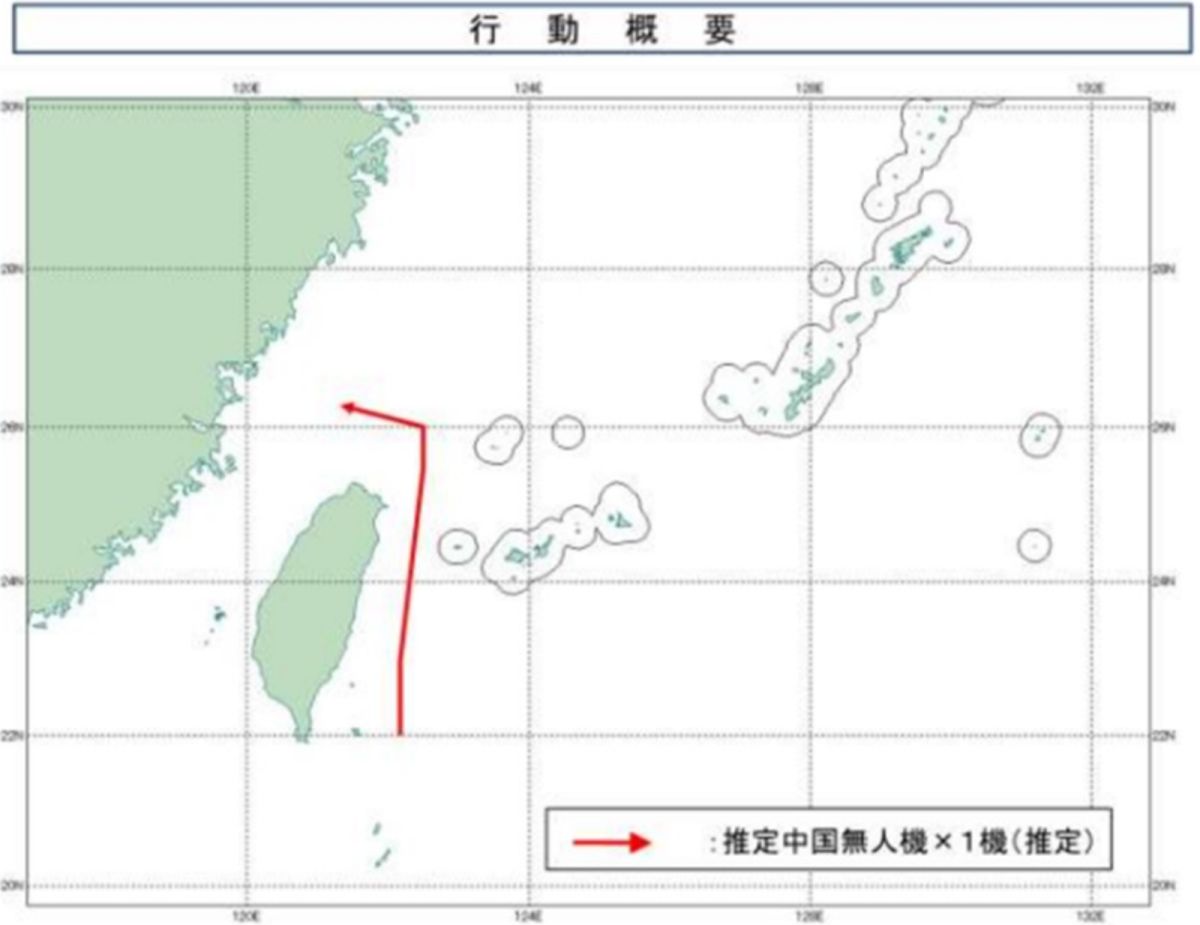 ▲日本防衛省28日公布，27日發現一架疑似中國無人機在日本沖繩縣與那國島與台灣間上空飛行，是日方首度在這處空域確認出現疑似中國無人機。（圖／日本防衛省統合幕僚監部推特）