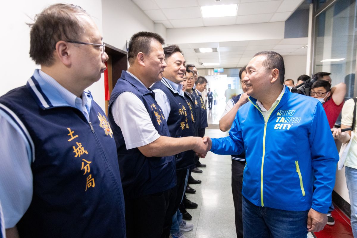 ▲侯友宜到新北市刑事警察大隊，慰問偵辦土城當舖槍擊案員警的辛勞。（圖 ／新北市政府提供）