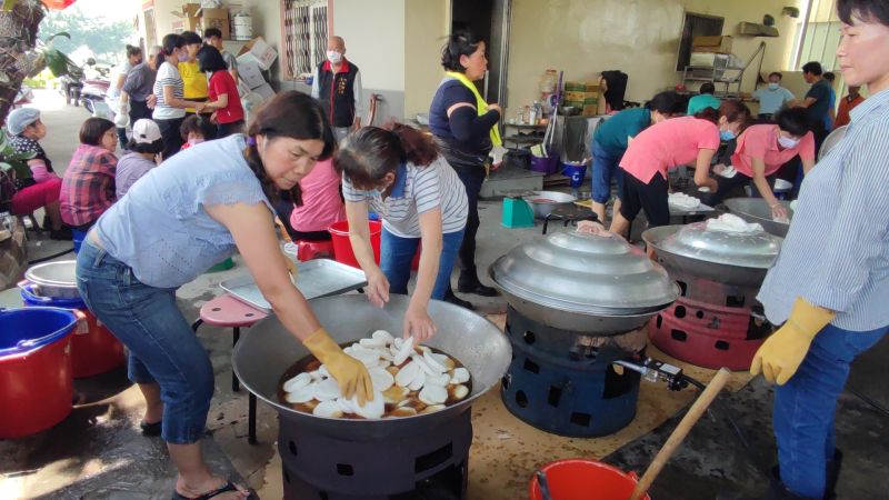 ▲大甲媽祖回鑾，感謝媽祖傳承不息心意，30餘位民眾齊聚做麻糬(圖／張芬郁提供2023.4.29)