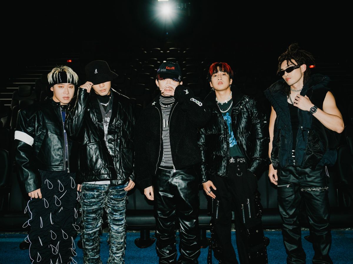 ▲婁峻碩（右二）推出單曲〈RISE〉，MV找來「五堅情」團員助陣拍攝，其中黃偉晉（右一）還因為改造太成功，讓粉絲認不出。（圖／想不到音樂工作室提供）