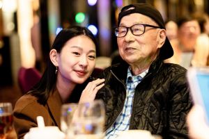 ▲湘（左）飛回台北，為高齡80歲的爺爺慶祝大壽。（圖／本人臉書）