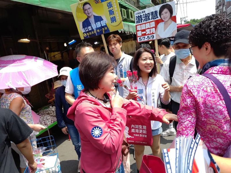 ▲北市議員徐巧芯與北市議員張斯綱陪同游淑慧到市場掃街。(圖/翻攝自徐巧芯臉書)