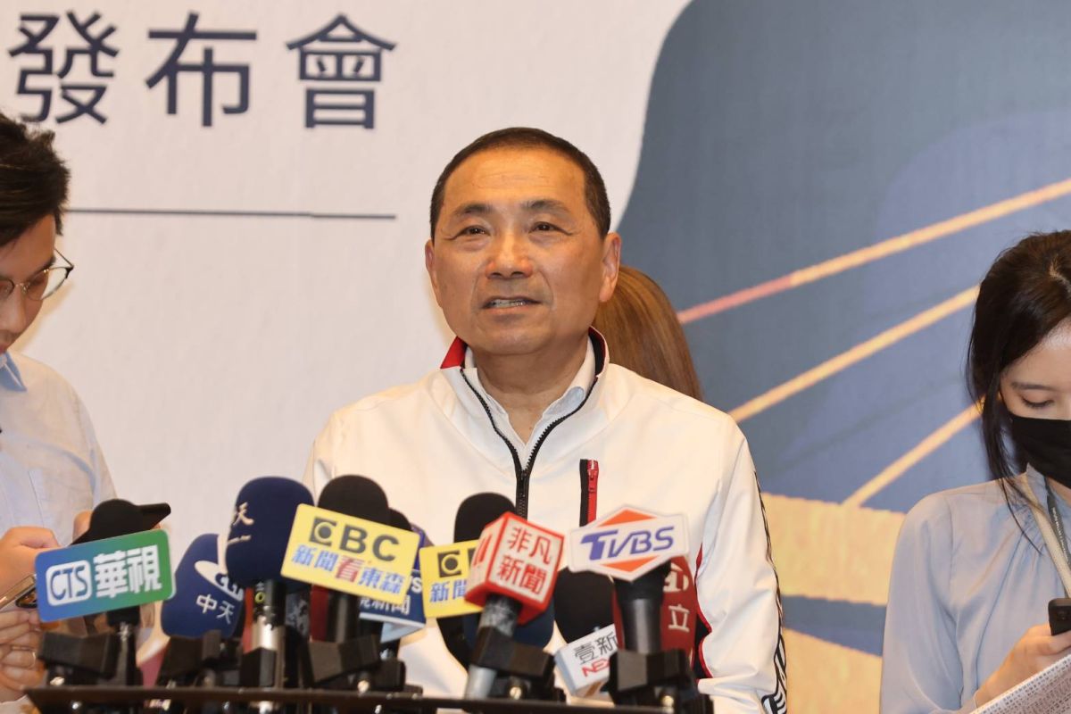 ▲對於林右昌談到「警察軍事化」強調不要再以訛傳訛，侯友宜受訪說中央對於國防政策需需要公開透明說清楚。（圖 ／記者吳嘉億攝，2023.04.29）