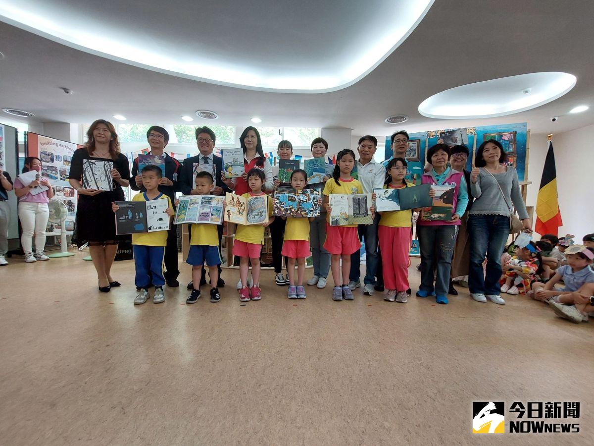 ▲台北國際書展落幕，比利時台北辦事處捐贈書展中，比利時館使用的環保木質書櫃組及34本法語繪本，給桃園市同德國小。（圖／記者李春台攝，2023.04.29）