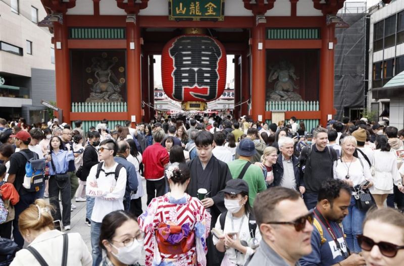 ▲日本迎接後疫情時期的第一個黃金週長假，許多觀光客29日在東京淺草寺雷門前拍照。（圖／翻攝自共同社）