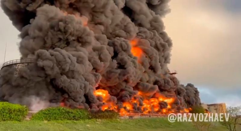 ▲俄羅斯當局官員今天表示，克里米亞半島港口城市塞凡堡（Sevastopol）的一處燃料庫起火燃燒且烈焰衝天，似乎是遭到無人機攻擊。（圖／美聯社／達志影像）