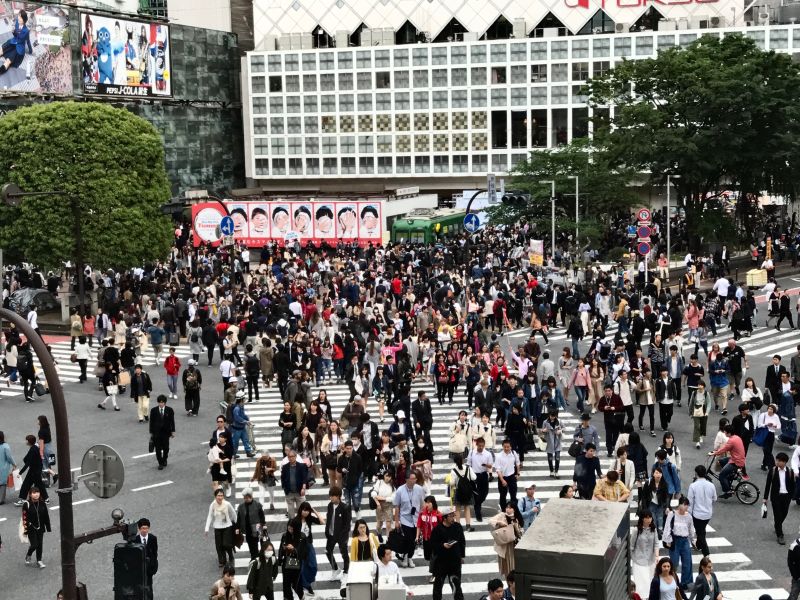 ▲日本「黃金週」通常為連假8~9日，街上人潮擁擠可以想見，圖為人流總是密集的知名景點-澀谷站前交叉口。（圖／記者葉盛耀攝）