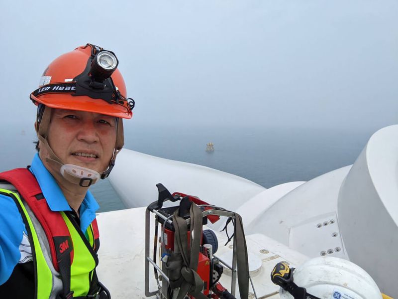 ▲台灣力拚發展離岸風電，二期工程預計2025年發電，年供10億度綠電。隨勞動節將至，台電今天分享，施工運維人員時而得身負近10公斤裝備，力抗暈船、失溫等挑戰，乘風破浪只為讓海風吹出綠電。（圖／中央社）