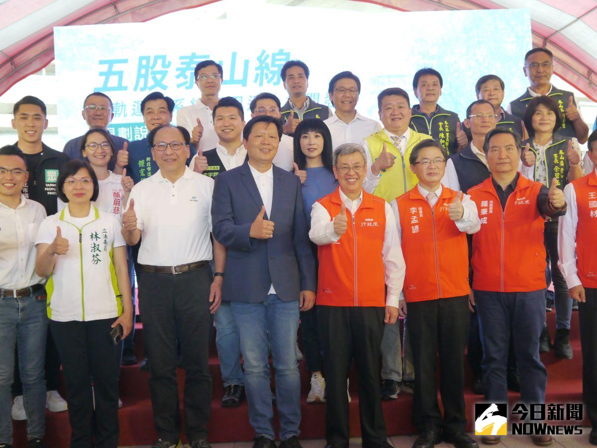 ▲陳建仁到新北市視察五泰輕軌路線，與現場出席人員合影。（圖 ／記者吳嘉億攝，2023.04.29）